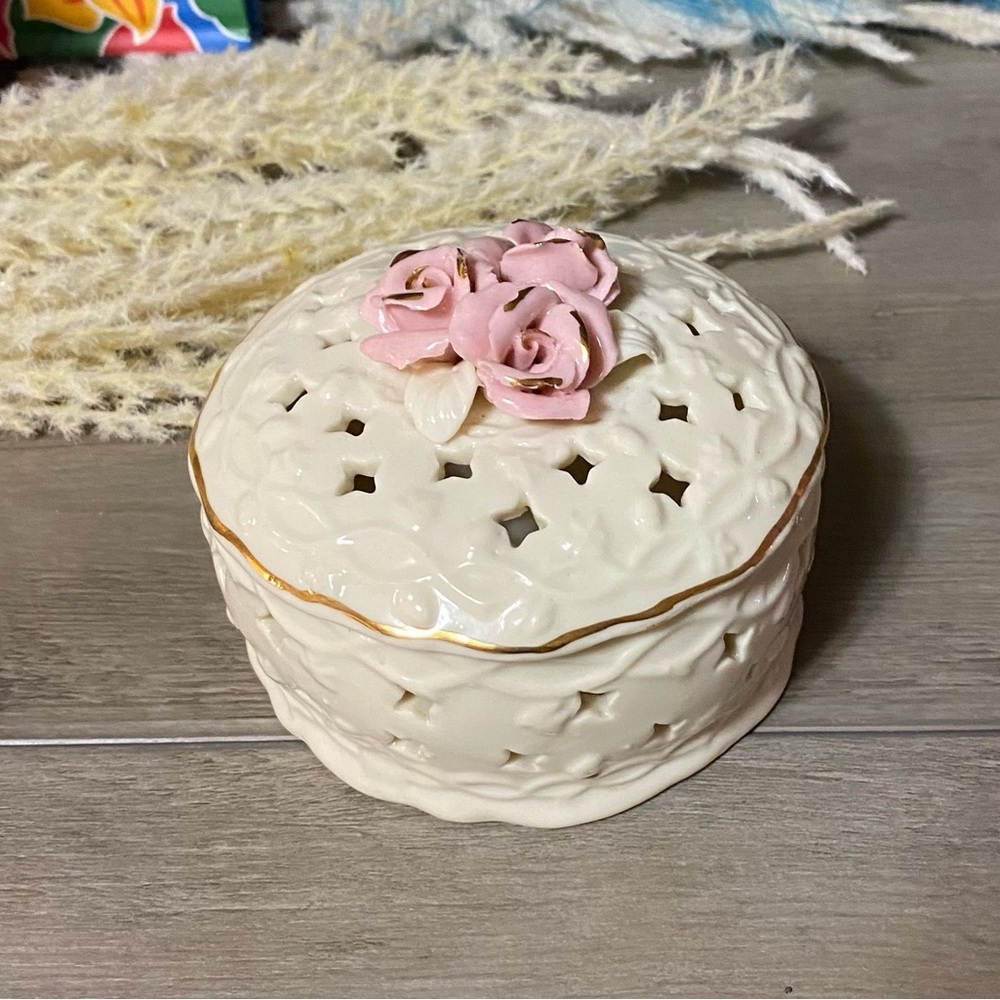 VINTAGE 1990s Large Porcelain Rose Trinket/Potpourri Box - Excellent Condition